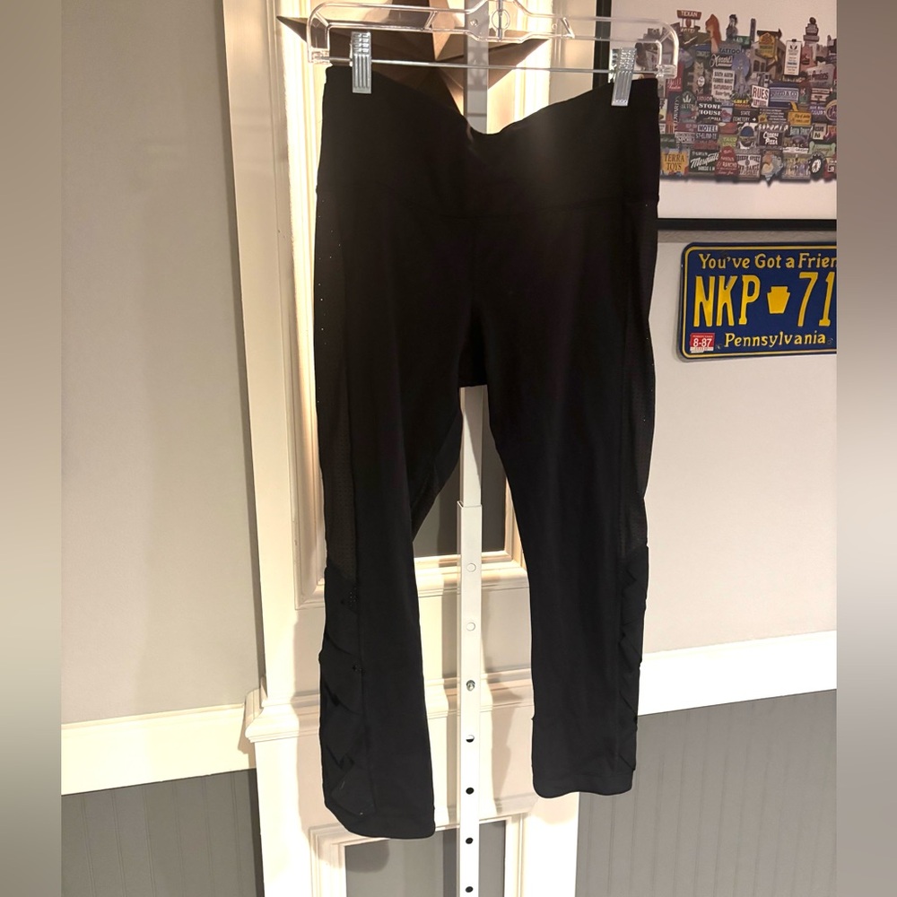 Lululemon Size 6-8 Black Capri Leggings